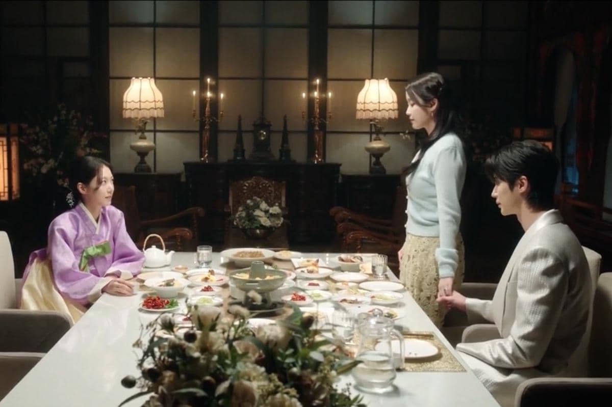 I An (Byeon Woo Seok), Seong Hui Ju (IU), dan Yoon Yi Rang (Gong Seung Yeon) dalam drakor Perfect Crown 