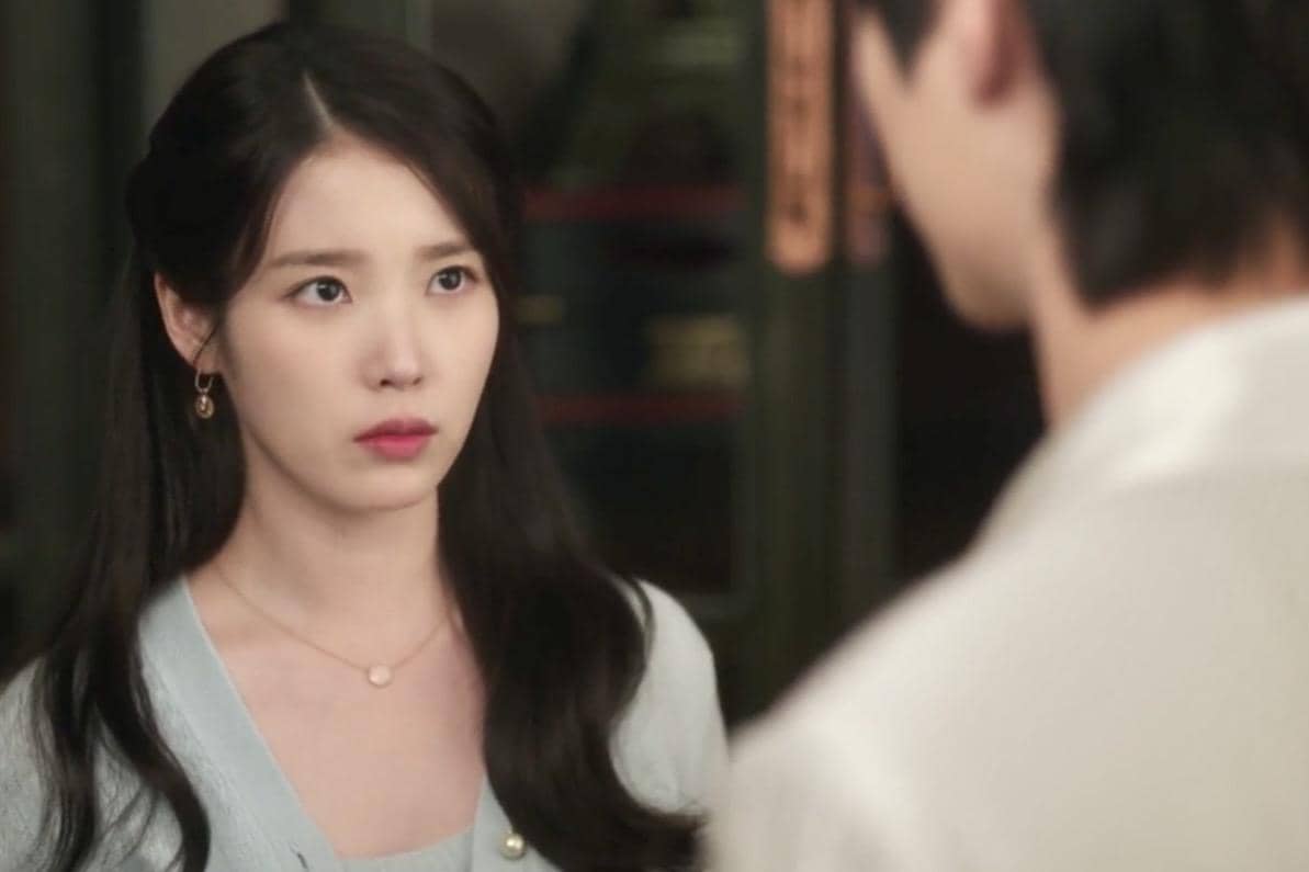 Seong Hui Ju (IU) dan I An (Byeon Woo Seok) dalam drakor Perfect Crown 