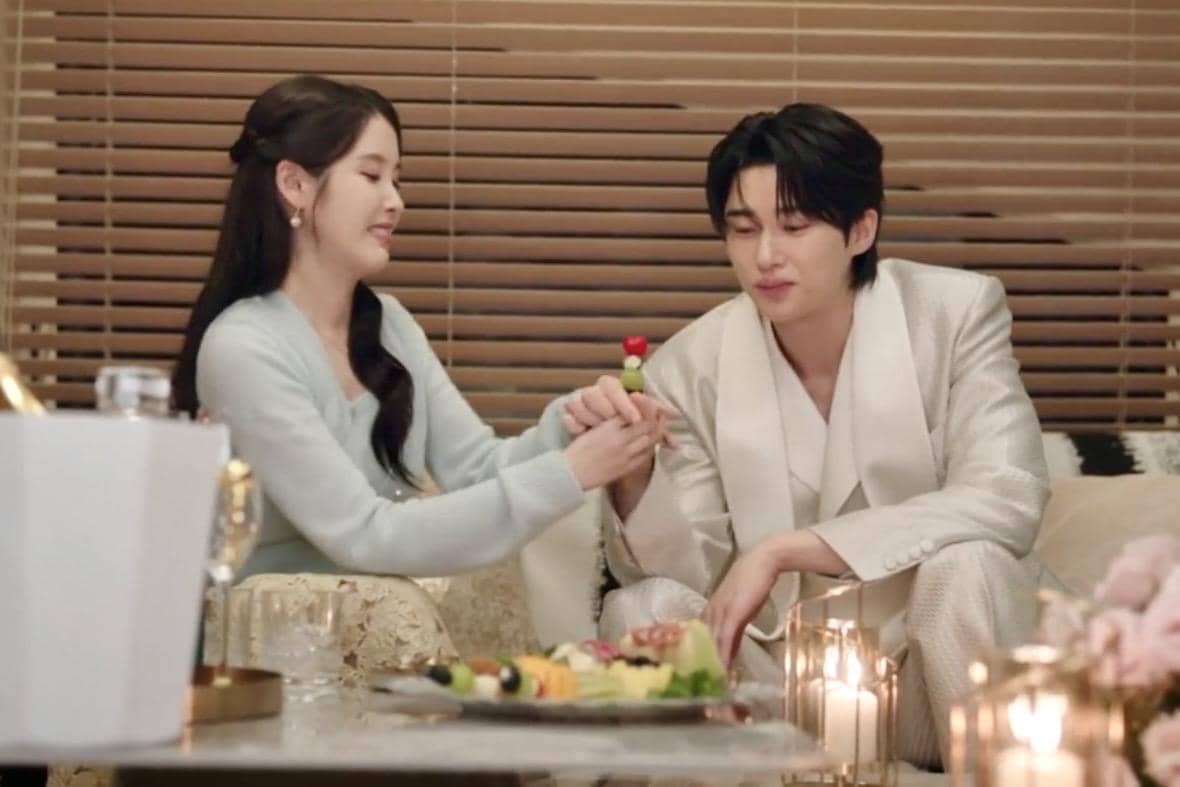 Seong Hui Ju (IU) dan I An (Byeon Woo Seok) dalam drakor Perfect Crown 