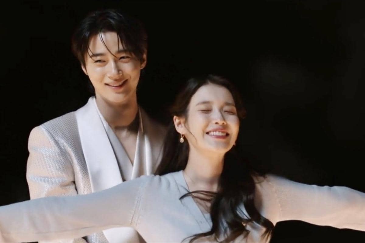 Seong Hui Ju (IU) dan I An (Byeon Woo Seok) dalam drakor Perfect Crown 