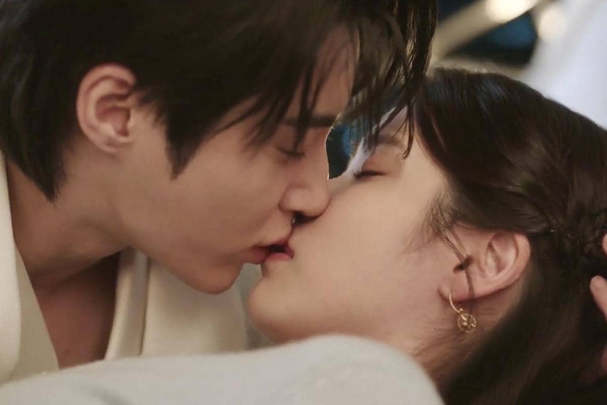 Seong Hui Ju (IU) dan I An (Byeon Woo Seok) dalam drakor Perfect Crown