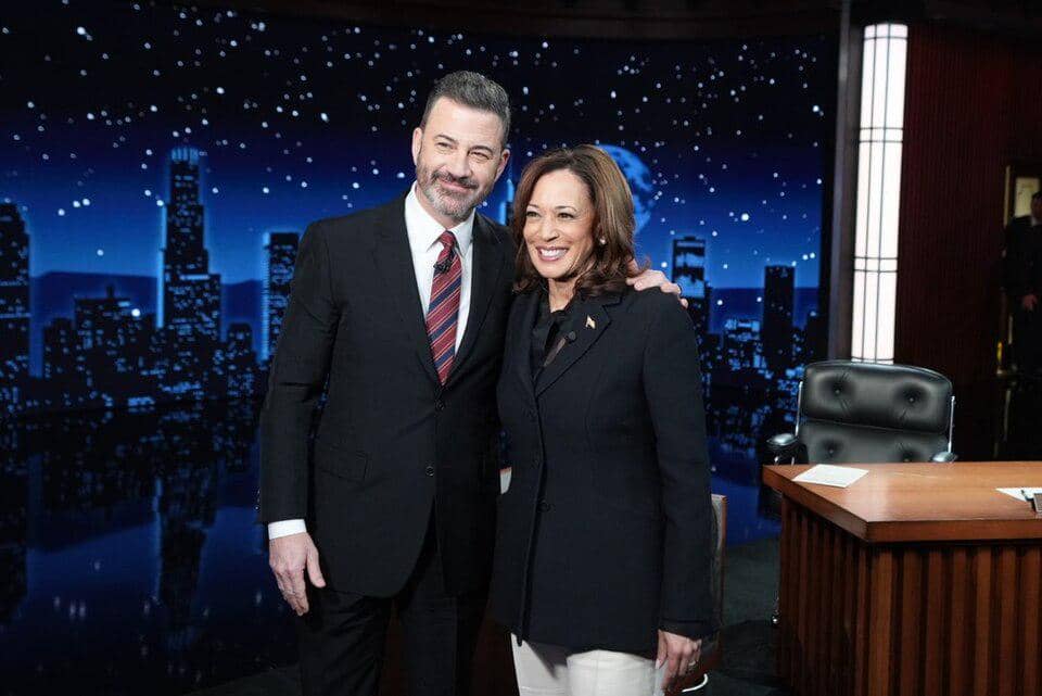 Host ABC, Jimmy Kimmel dan eks Wakil Presiden Amerika Serikat, Kamala Harris sedang bersama.