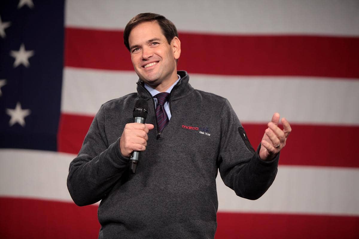 Marco Rubio sedang berbicara di hadapan banyak orang.