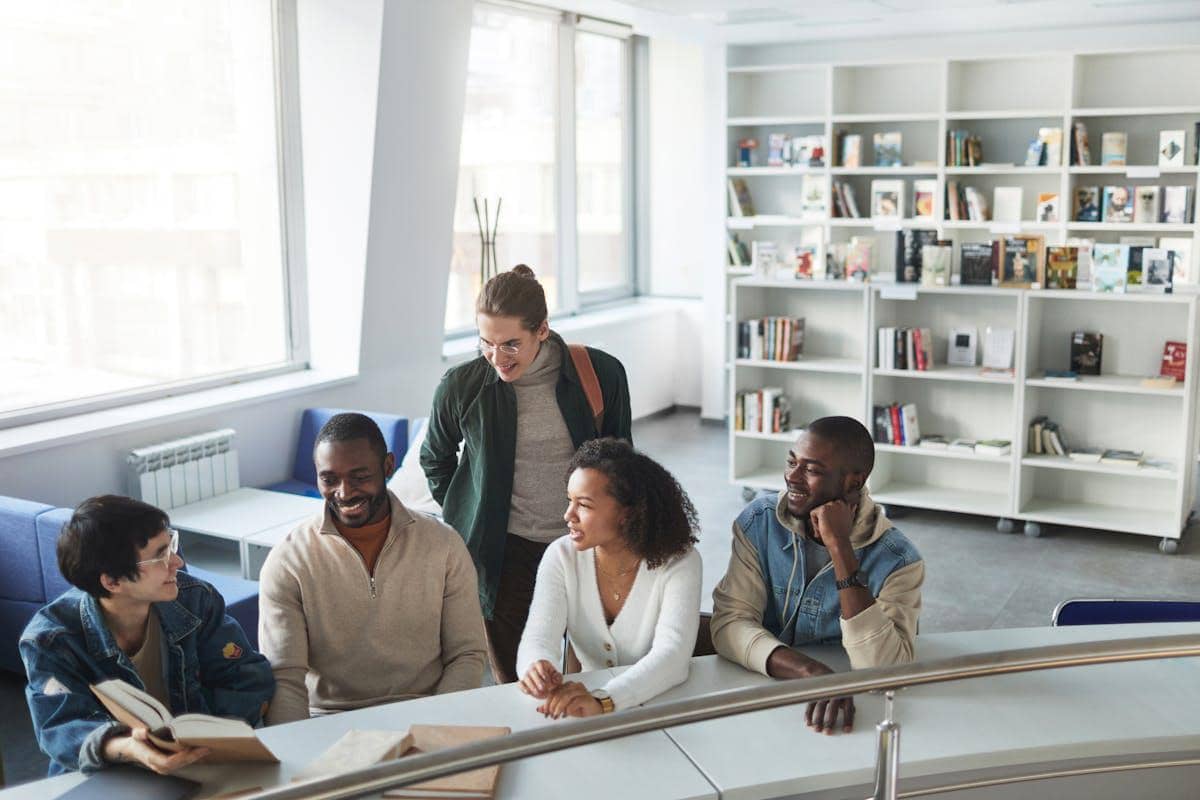 5 Cara Seru Rayakan Hari Puisi Nasional di Kantor, Gak Kaku!