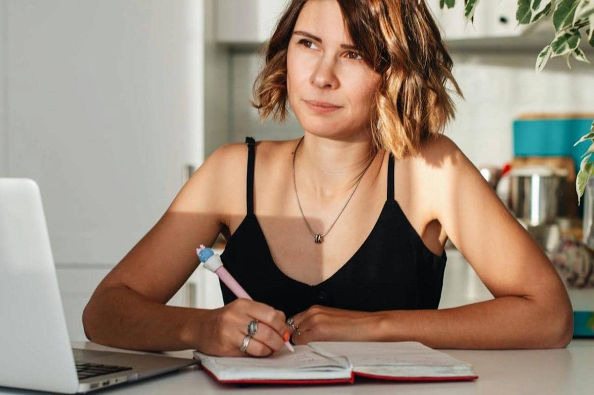 ilustrasi memakai panca indera agar suasana menulis puisi makin terasa