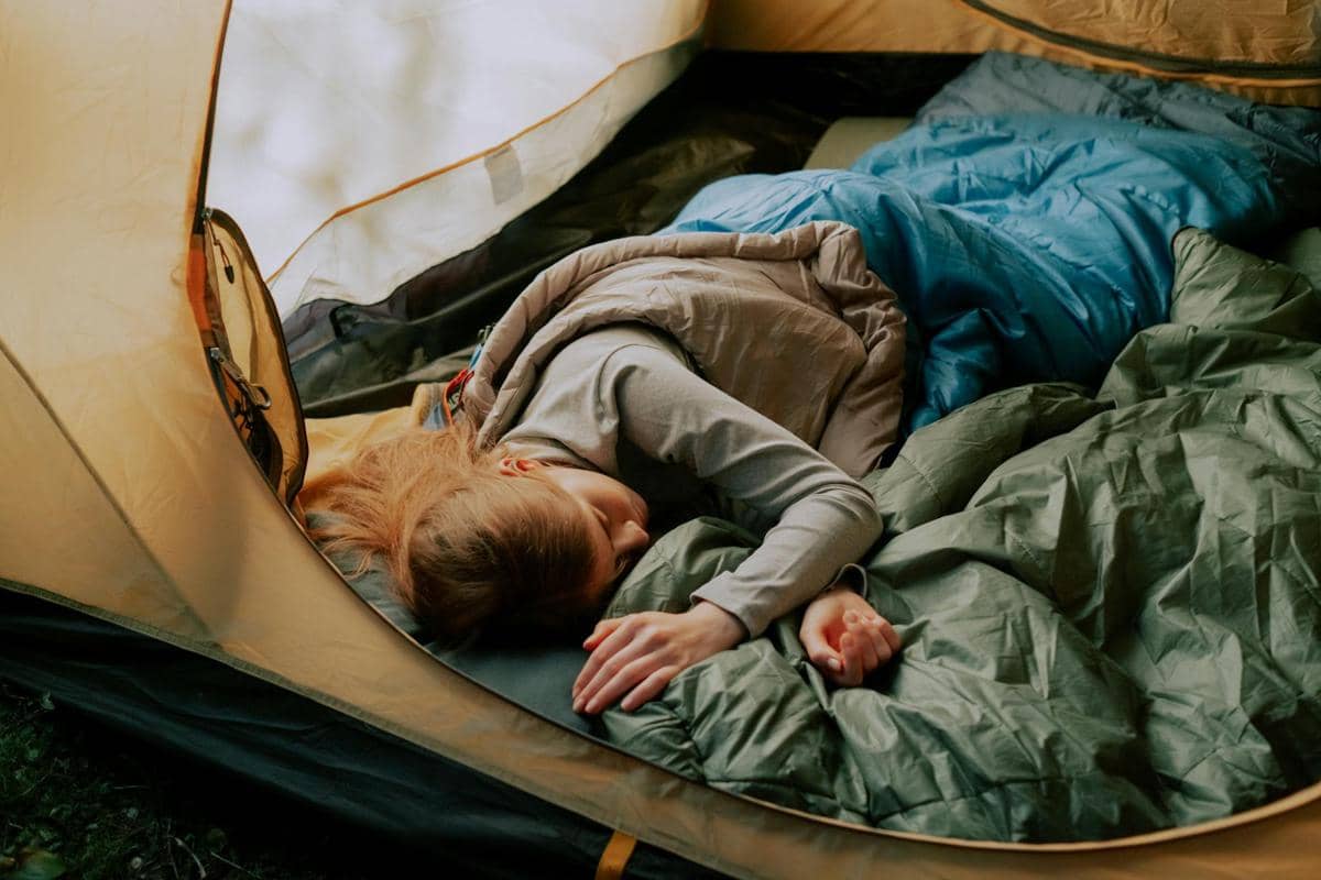 membawa sleeping bag untuk camping 
