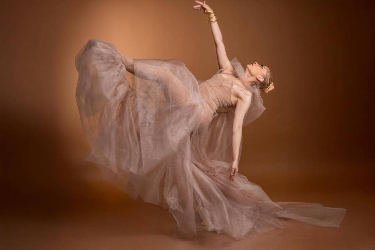 ilustrasi penari melakukan pertunjukan