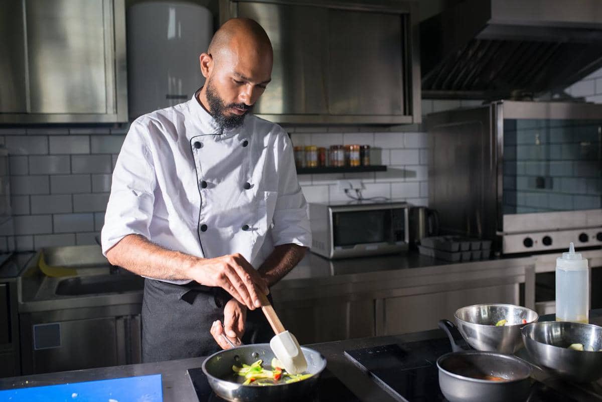 5 Tanggung Jawab Chef Selain Memasak yang Jarang Diketahui