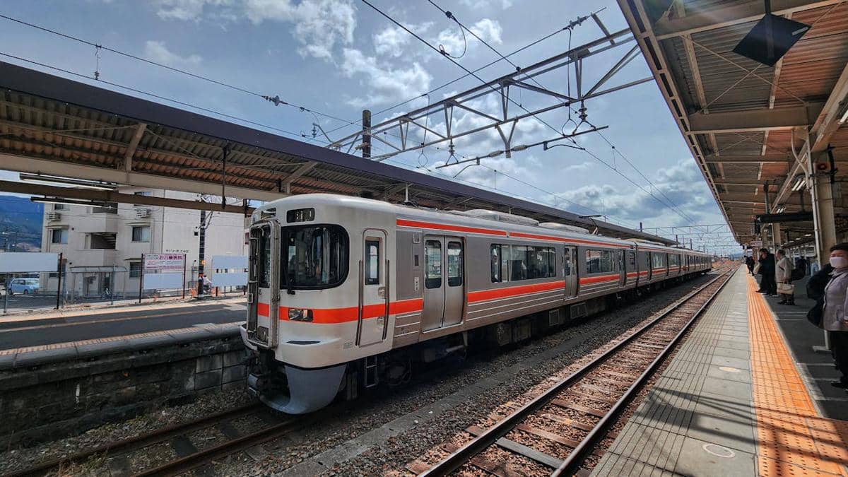 Kenapa Hanya KRL yang Ringsek dalam Kecelakaan di Stasiun Bekasi?