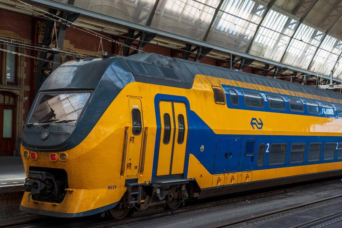 ilustrasi kereta api jarak jauh 