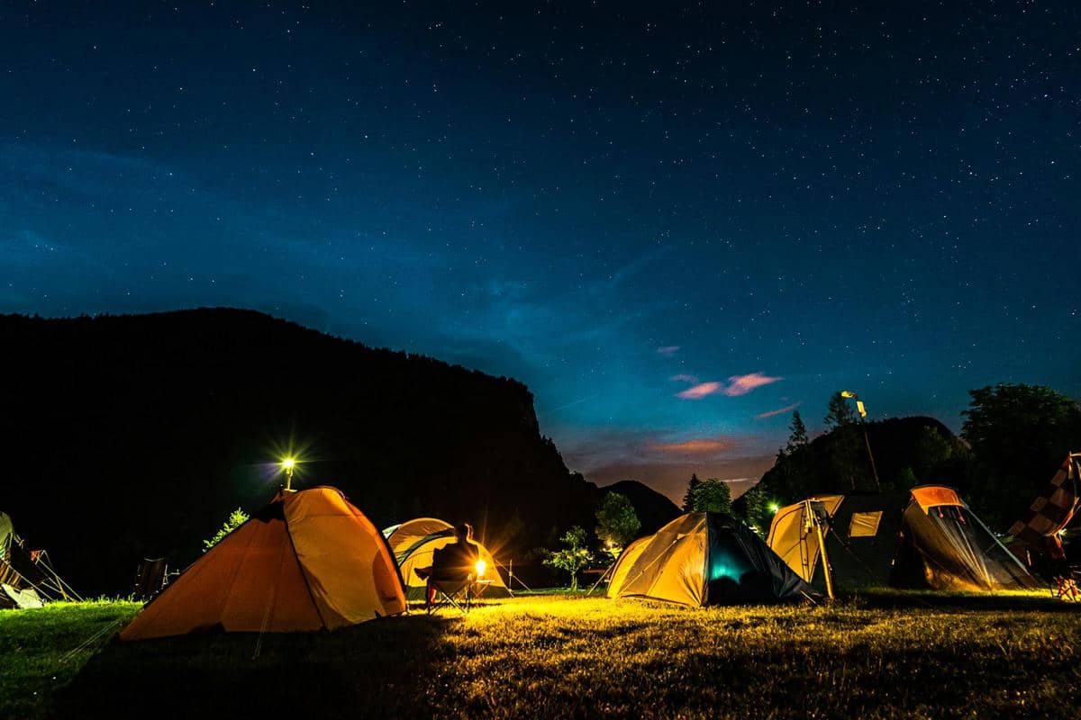 camping yang dilengkapi dengan pencahayaan yang baik