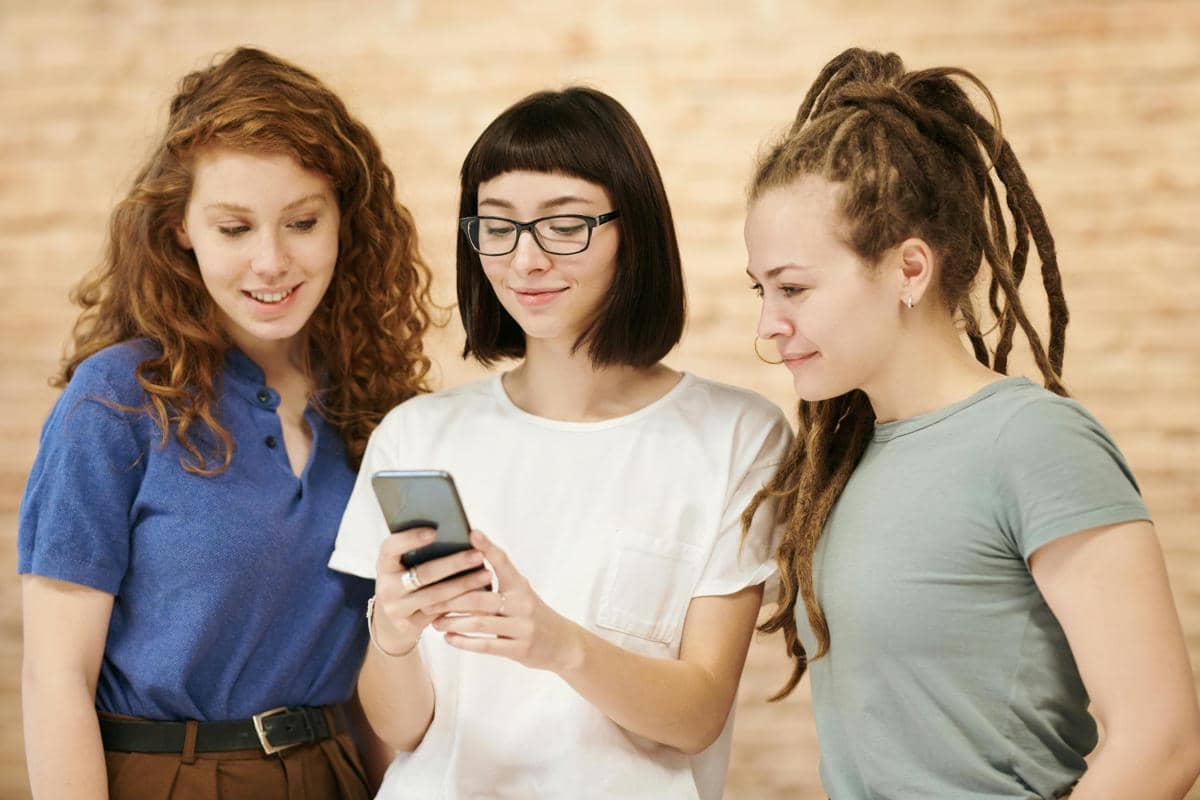 5 Rekomendasi Akun Instagram Penyair Lokal untuk Asupan Literasi