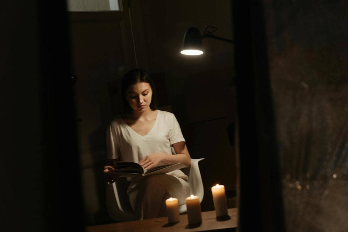 ilustrasi orang membaca (pexels.com/cottonbro studio)