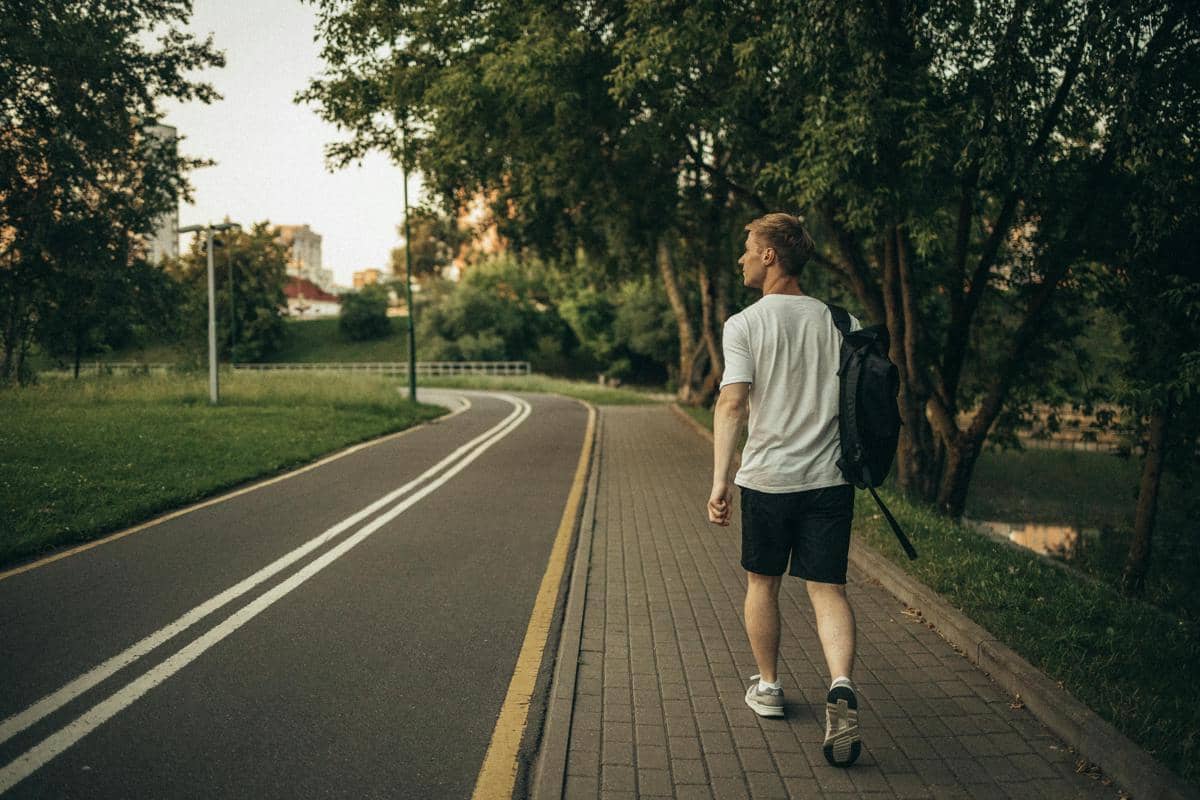 ilustrasi orang berjalan kaki (pexels.com/Maksim Goncharenok)