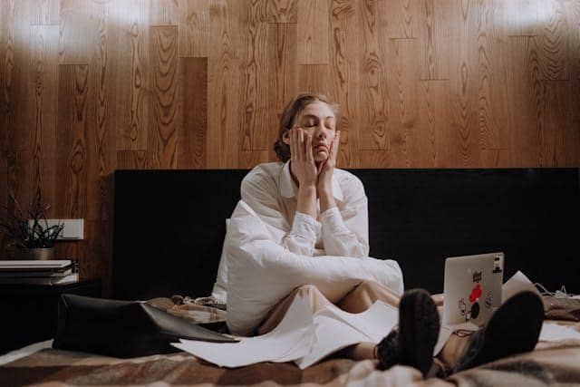 ilustrasi alami tekanan pekerjaan