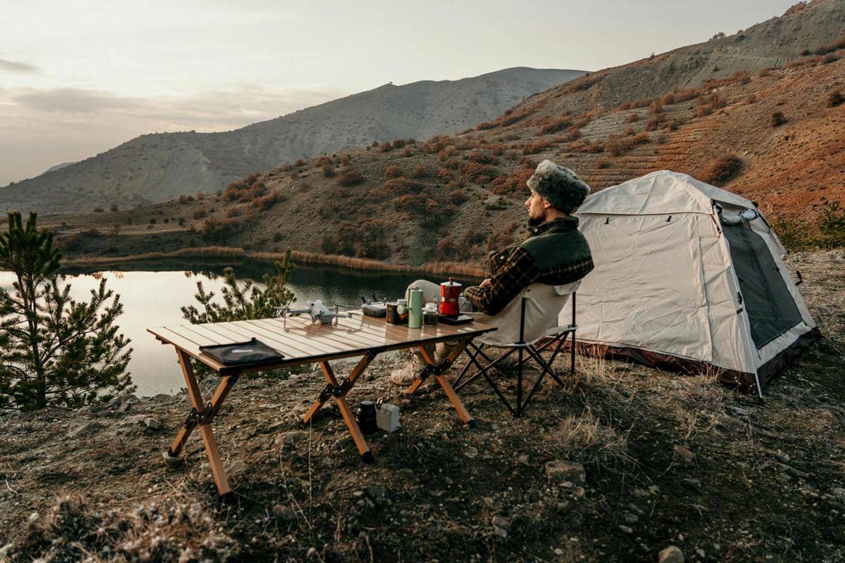 menikmati suasana camping