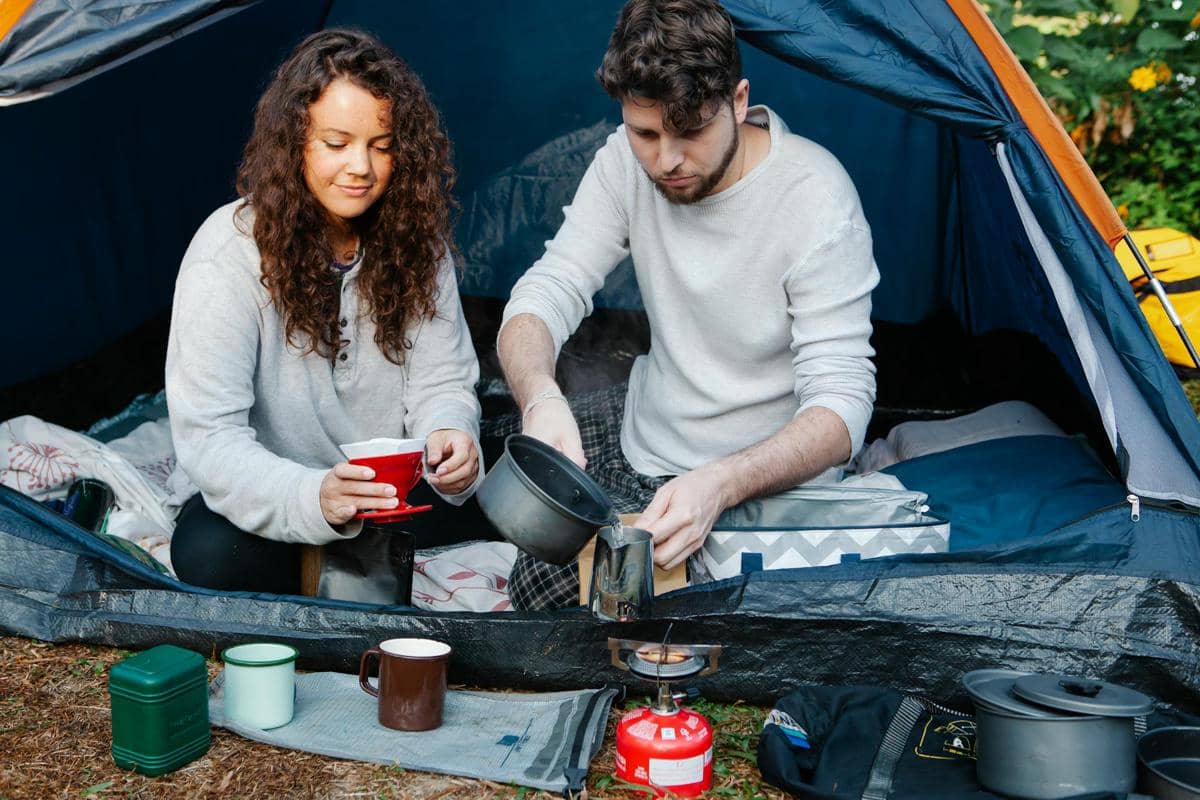 memasak makanan saat camping