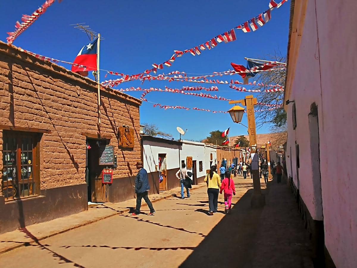 suasana kehidupan warga di San Pedro de Atacama yang mampu beradaptasi dengan kondisi alam.