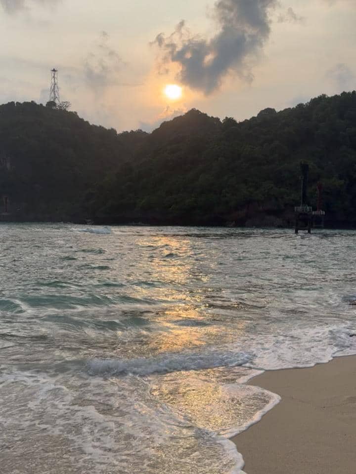 Zaskia Adya Mecca dan anak menikmati suasana Pantai Sadeng