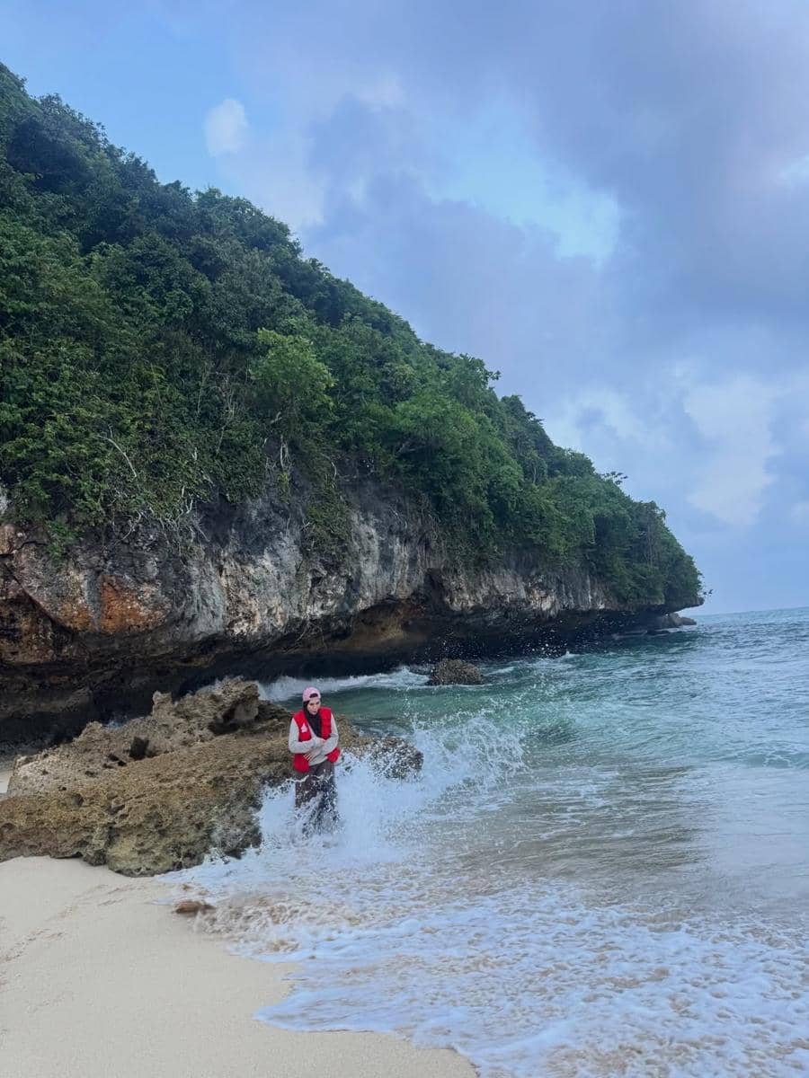 Zaskia Adya Mecca dan anak menikmati suasana Pantai Sadeng