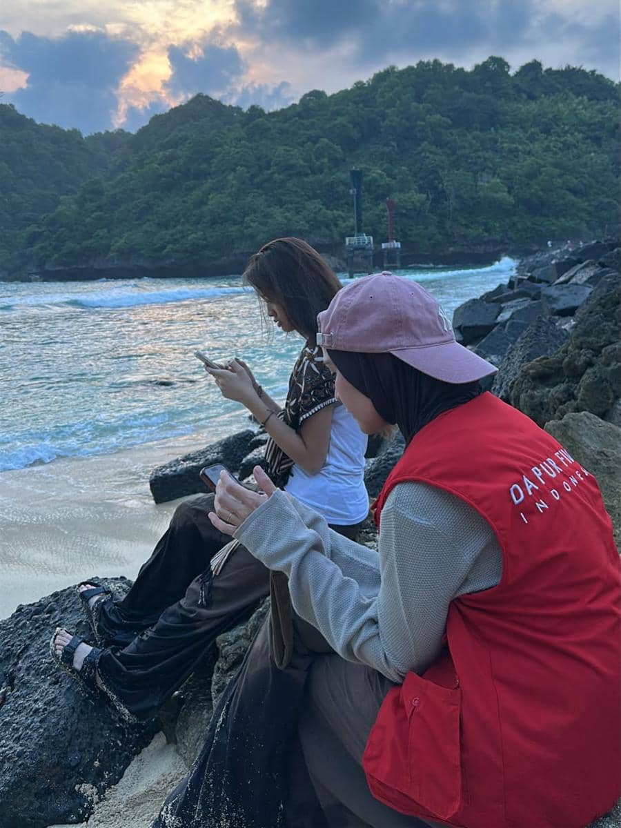 Zaskia Adya Mecca dan anak menikmati suasana Pantai Sadeng