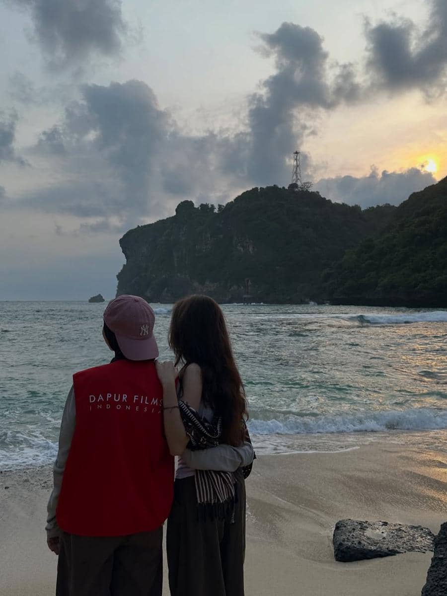 Zaskia Adya Mecca dan anak menikmati suasana Pantai Sadeng