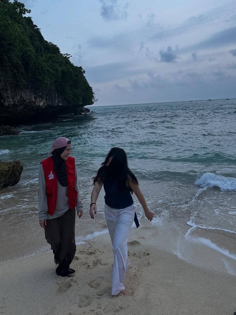 Zaskia Adya Mecca dan anak menikmati suasana Pantai Sadeng