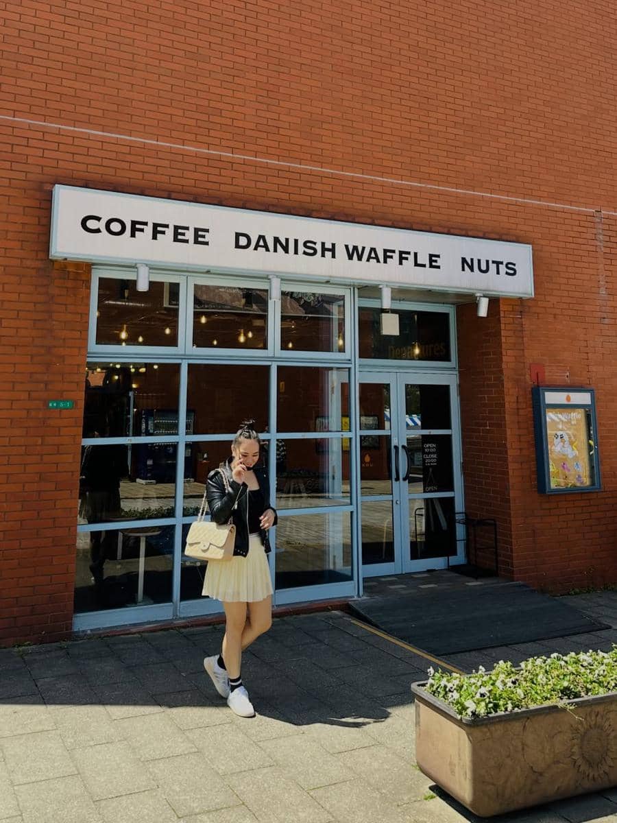 Yuanita Christiani saat berlibur di Mojiko, Jepang