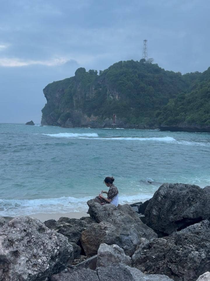 Zaskia Adya Mecca dan anak menikmati suasana Pantai Sadeng