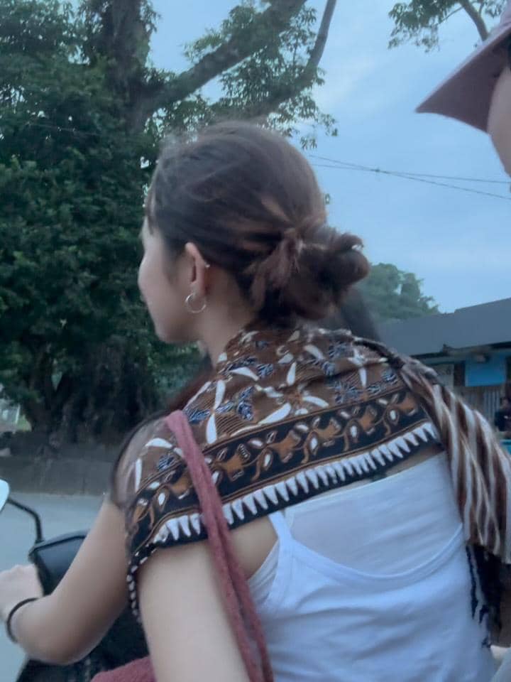 Zaskia Adya Mecca dan anak menikmati suasana Pantai Sadeng