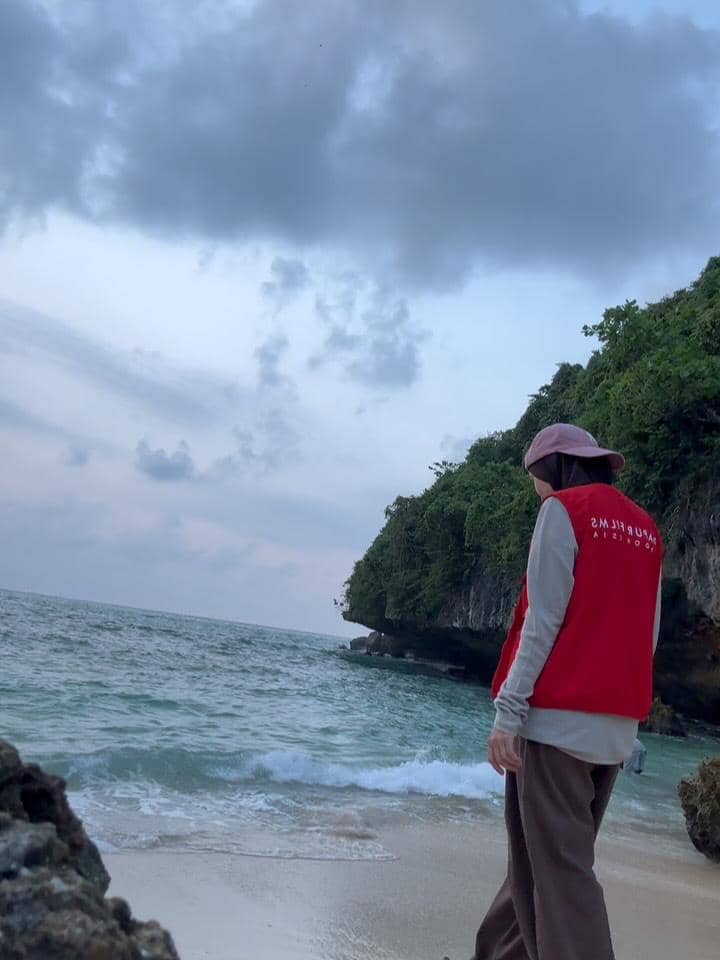 Zaskia Adya Mecca dan anak menikmati suasana Pantai Sadeng