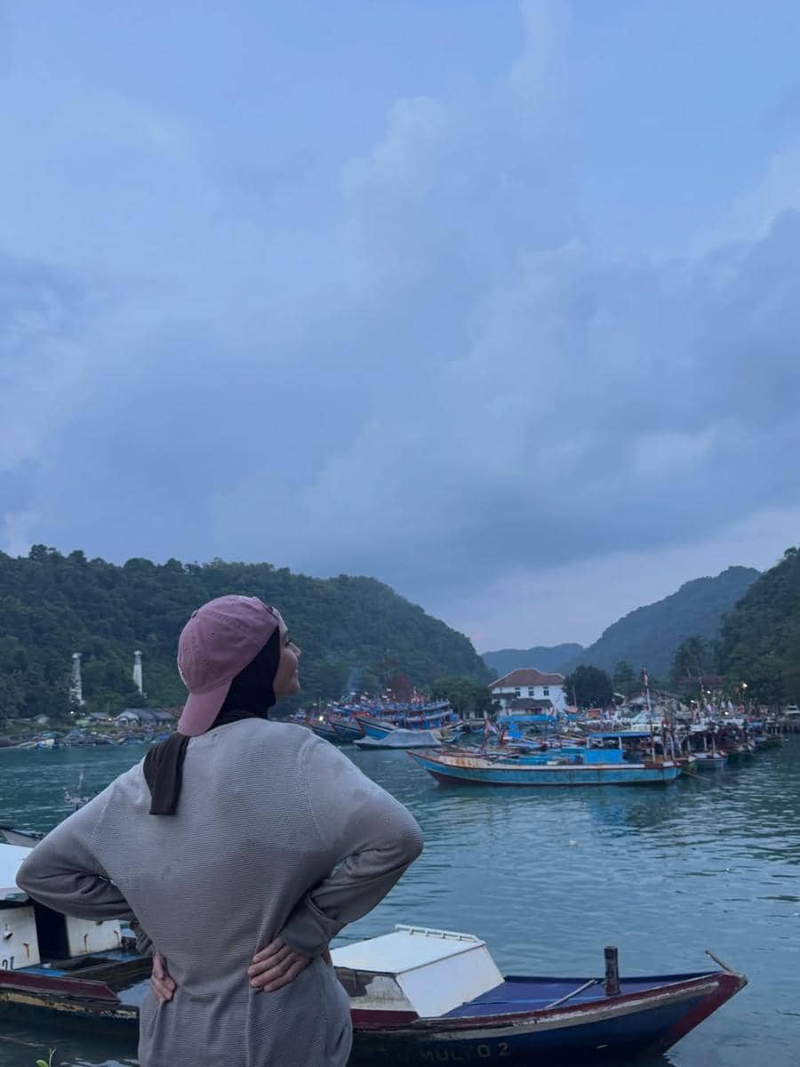 Zaskia Adya Mecca dan anak menikmati suasana Pantai Sadeng