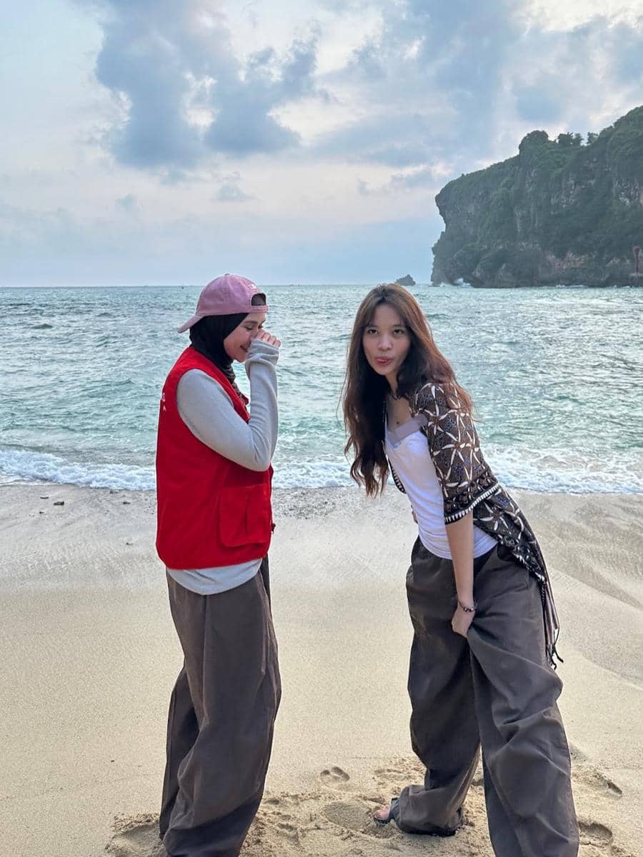 Zaskia Adya Mecca dan anak menikmati suasana Pantai Sadeng