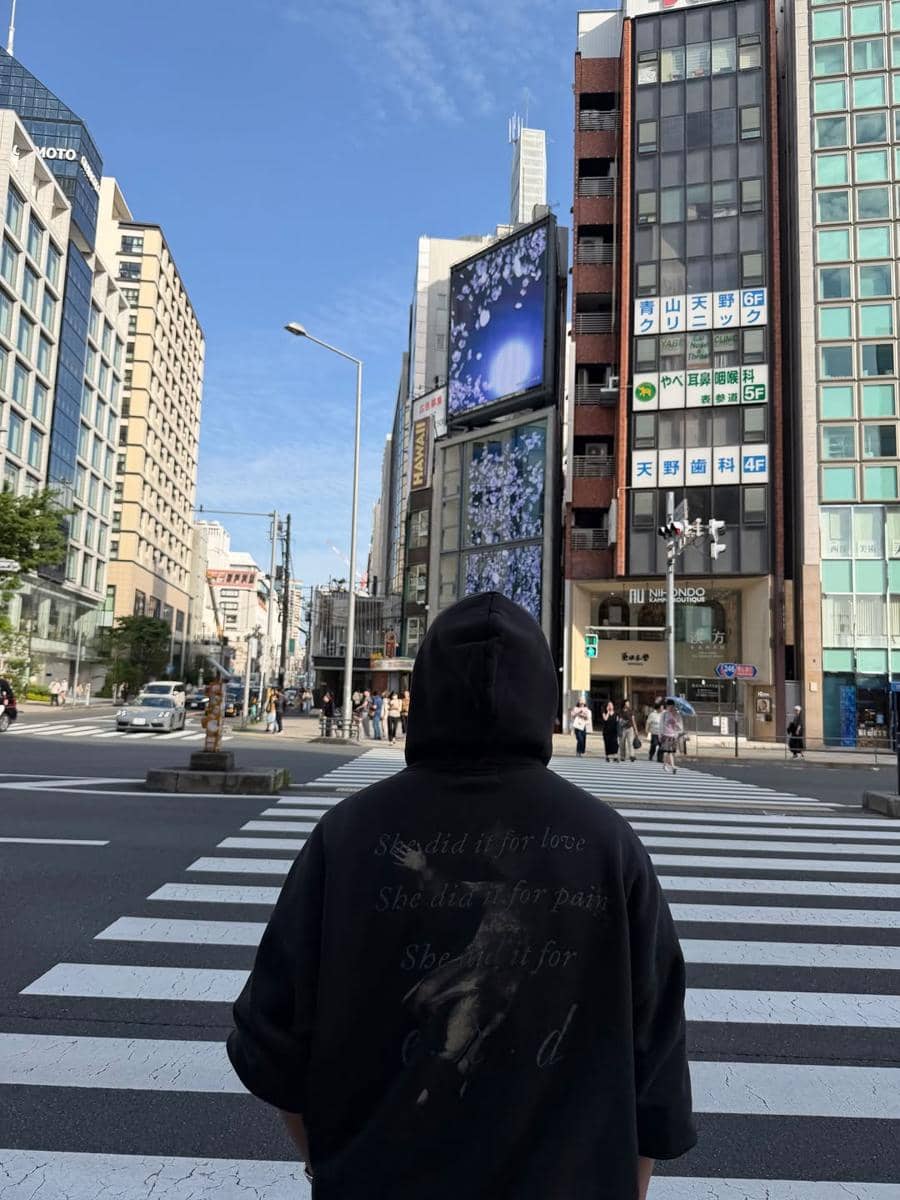 potret S.Coups SEVENTEEN di sekitar Aoyama Shinyo Building