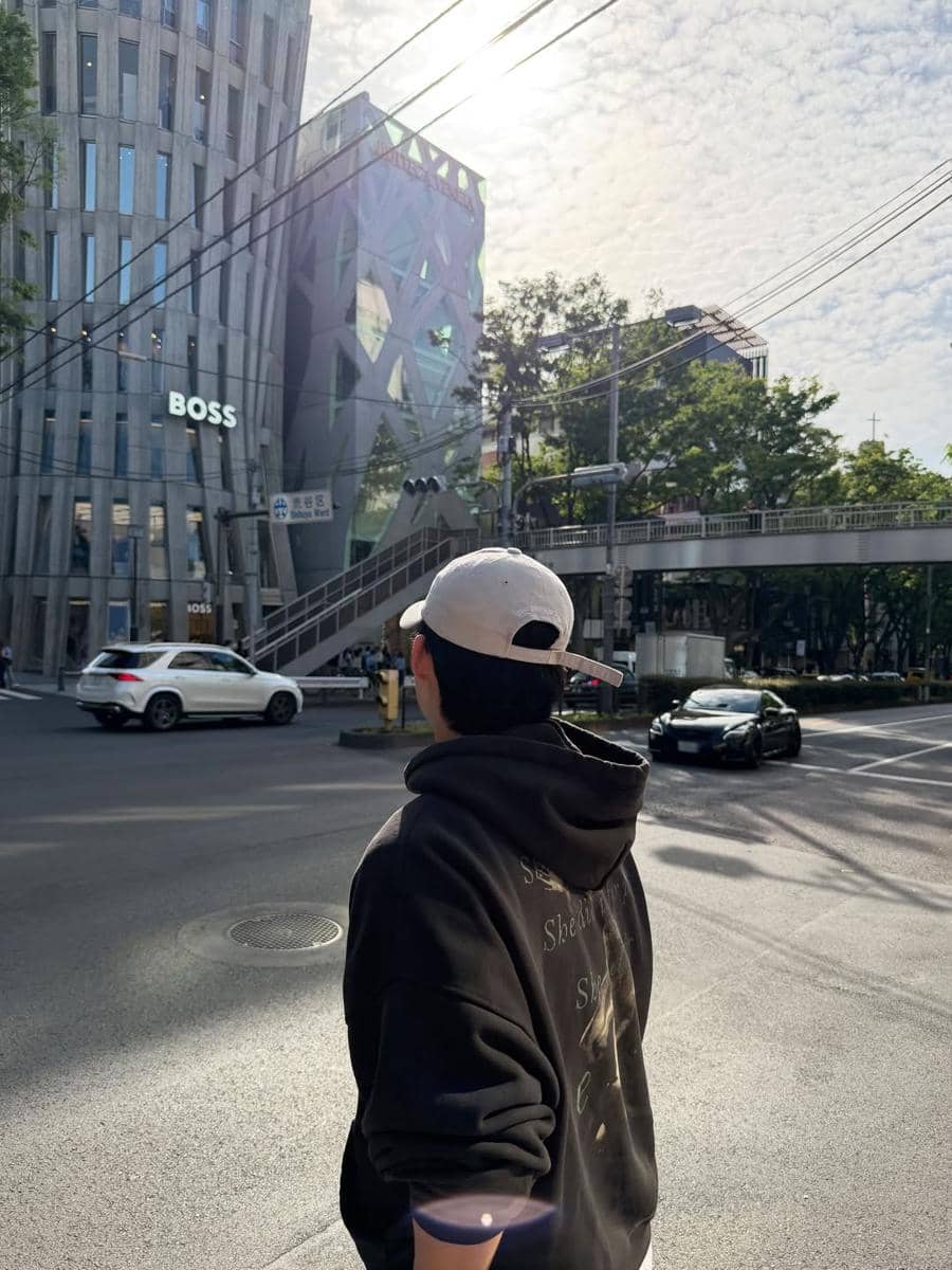 potret S.Coups SEVENTEEN di sekitar Omotesando Keyaki Building 