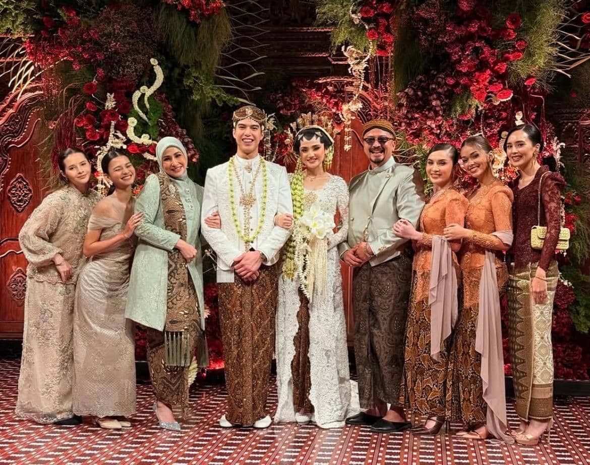 Artis geng mermaid di pernikahan Syifa Hadju dan El Rumi 