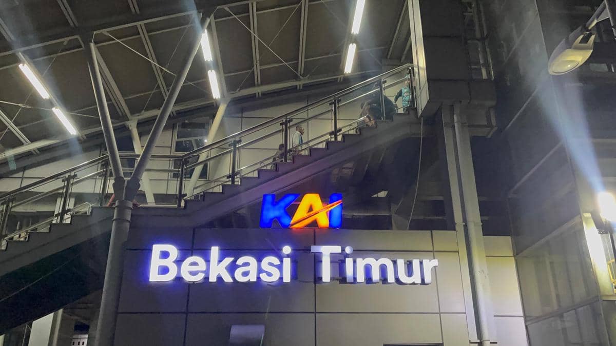 Kecelakaan KRL dan Argo Bromo di Bekasi Timur, Senin (27/4/2026). (IDN Times/Imam Faishal) 