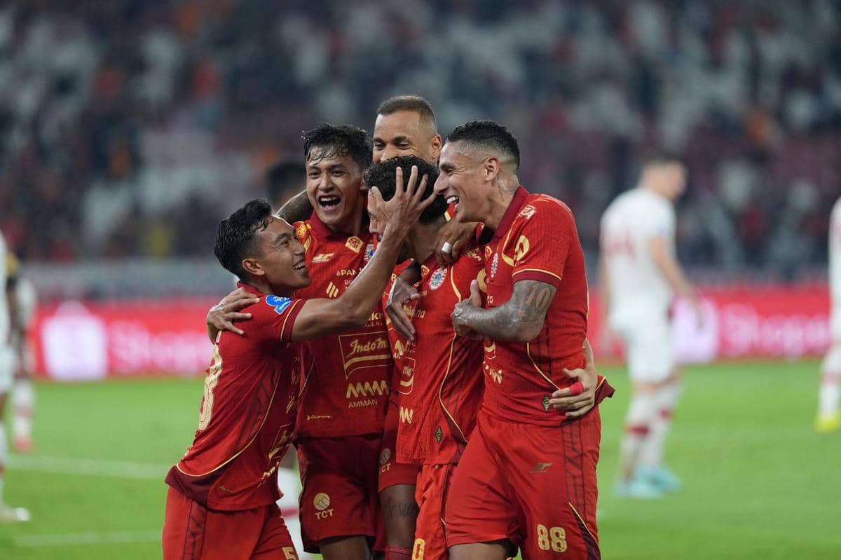 Para pemain Persija Jakarta merayakan gol bersama di Stadion Utama Gelora Bung Karno saat laga Super League 2025/26 melawan Persis.