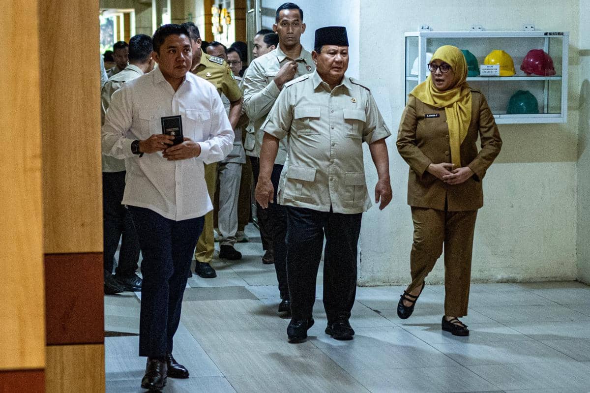 Presiden Prabowo menjenguk korban kecelakaan KA Argo Bromo dan KRL Commuterline yang hingga Selasa pagi jumlahnya tercatat sebanyak 84 korban luka-luka dan 14 orang meninggal dunia