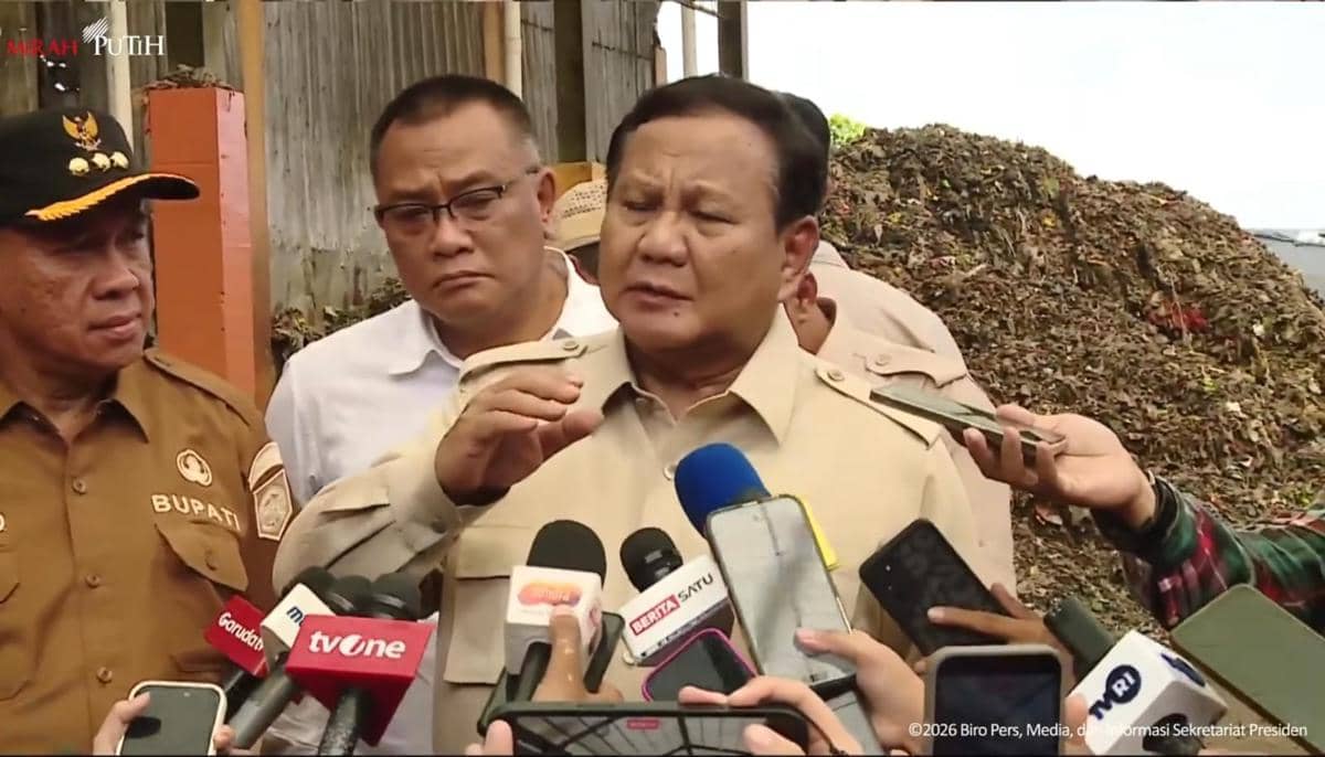 Presiden Prabowo Subianto meninjau Tempat Pemrosesan Sampah Terpadu Berbasis Lingkungan dan Edukasi (TPST BLE) di Kabupaten Banyumas, Jawa T