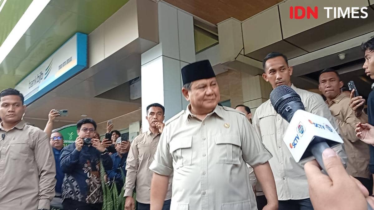 Presiden Prabowo Subianto datangi RSUD Kota Bekasi untuk menjenguk sejumlah korban kecelakaan kereta Commuter Line dengan KA Argo Bromo Angg