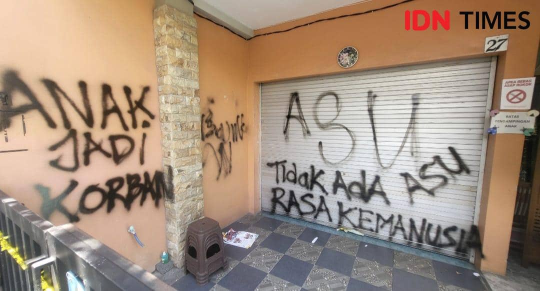 Kondisi Daycare Little Aresha, di Jalan Pakel Baru Utara Nomor 27, Sorsutan, Umbulharjo, Yogyakarta dipenuhi coretan berisi makian, pada Selasa (28/4/2026). (IDN Times/Herlambang Jati Kusumo)