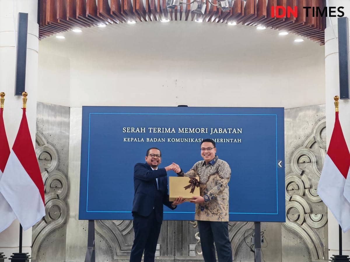 Serah terima jabatan Kepala Badan Komunikasi (Bakom) Pemerintah dari Angga Raka Prabowo ke M. Qodari (IDN Times/Ilman Nafi'an)