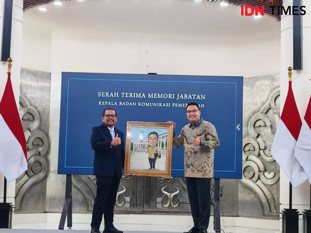 Serah terima jabatan Kepala Badan Komunikasi (Bakom) Pemerintah dari Angga Raka Prabowo ke M. Qodari (IDN Times/Ilman Nafi'an)
