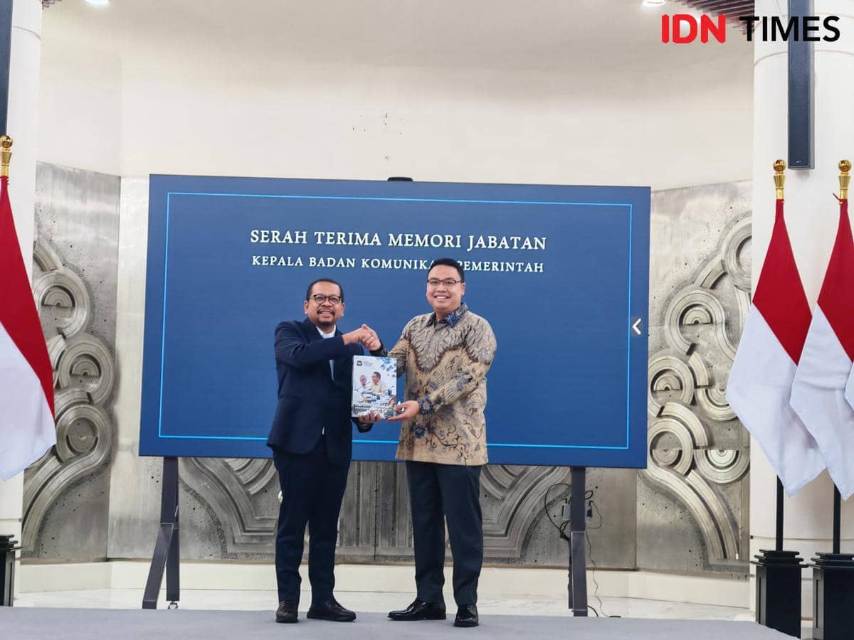 Serah terima jabatan Kepala Badan Komunikasi (Bakom) Pemerintah dari Angga Raka Prabowo ke M. Qodari (IDN Times/Ilman Nafi'an)