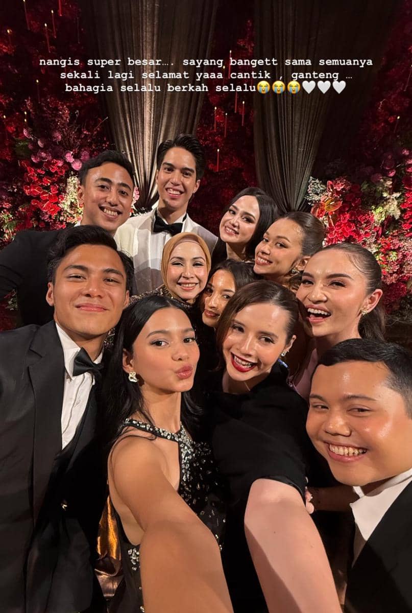 Artis geng mermaid di pernikahan Syifa Hadju dan El Rumi 