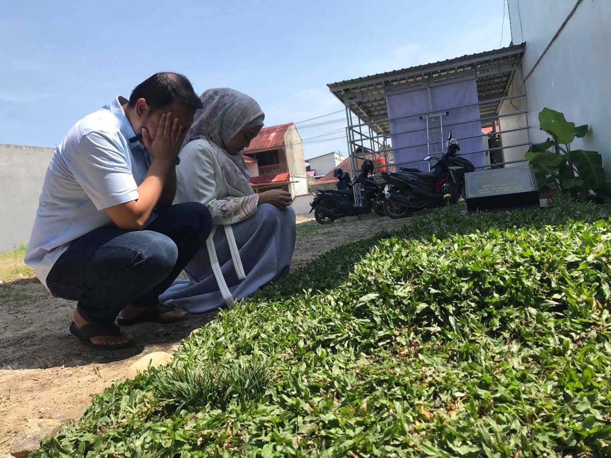 Doris dan istrinya kembali melihat pemakaman anaknya, Alceo (Foto: IDN Times/Halbert Caniago)