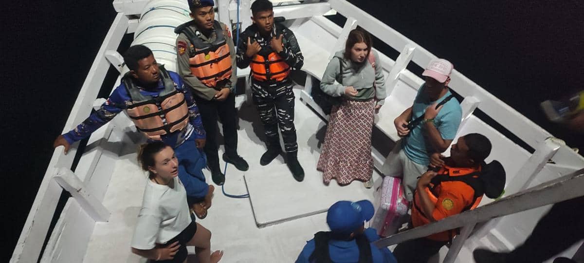 Proses evakuasi dua warga Spanyol oleh Tim Gabungan di Pulau Padar, NTT pada Senin (27/4/2026). (Dok. Basarnas Maumere