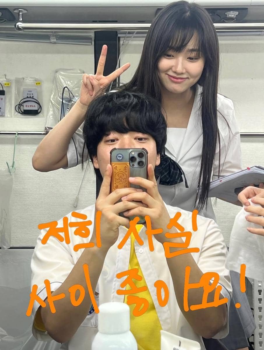 Dua pemain drama Korea If Wishes Could Kill berpose ceria di ruang rias, salah satunya membuat tanda V sambil tersenyum ke kamera.