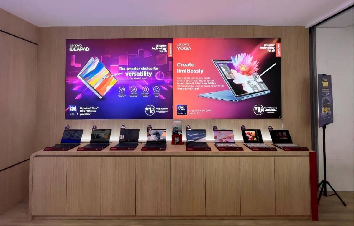 Deretan laptop Lenovo Yoga dan IdeaPad dipajang di Lenovo Exclusive Store Bogor dengan latar promosi produk di dinding kayu modern.